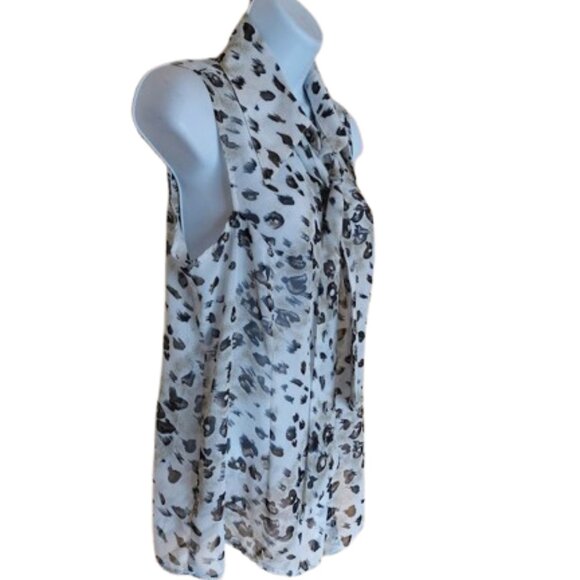 White and Black Printed Blouse Fits Size Large - Picture 3 of 4